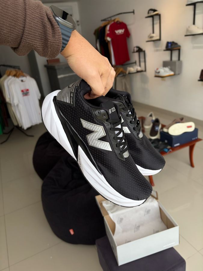 NB rebel v5 Preto/Branco